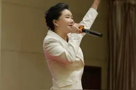 作为嘉宾出席黑龙江商会年会，现场全球首唱「火炬八街之恋」#张暖雅 #气场全开 #年会 #活动现场 #演出现场视频封面