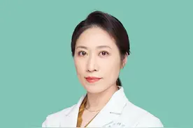 #抖音创作者大会 中重度银屑病，赛立奇单抗、司库奇尤单抗怎么选？这是我们皮肤科医生门诊最常被问的问题。目前用的最多的是IL-17类的单抗，因为这类药物起效快、安全性也不错。以前我们用的最多的是进口的司库奇尤单抗，司库奇尤单抗上市比较早，临床用的最多，疗效比较满意，很多银屑病患者也都听过用过，也是很多中重度银屑病患者的首选生物制剂。用了几年后，现在有些患者反应它出现了疗效的下降。赛立奇单抗是最近上市的国产创新药，它对IL-17这个银屑病的致病因子亲和力更高，3期临床研究显示，赛立奇单抗的疗效数据展现了国货之光，足量用药，有96%的患者，可以消除大部分皮疹，有60%的患者，可以达到皮疹的完全清除。而且它不太容易出现疗效的下降，停药复发率也比较低。不过这个药才上市，还不在医保范围内，也一定要在专科医生指导下使用。#硬核健康科普行动 #赛立奇单抗 #银屑病 #银屑病生物制剂 @抖加🔥上热门🔥dou+🔥热点宝