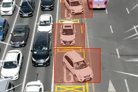 郑州首条“多车串联掉头”车道在金水路投入使用#河南dou知道视频封面