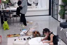 女儿真的是爸爸贴心的小棉袄，爸爸有这么贴心的小宝贝，再苦再累也值得~#骗你生女儿#泪奔瞬间视频封面