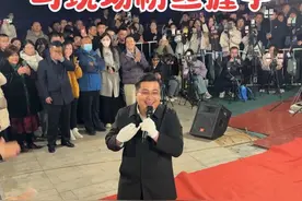 刘皮特老师不光歌唱的好听，还非常平易近人没有明星架子，刘皮特摘下手套与现场粉丝握手，欢迎大家到现场与刘皮特老师互动#刘皮特 #刘皮特现场 #搀扶 #记录精彩瞬间 @刘皮特🎤视频封面