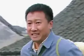 小伙好心救助捡破烂老头 不料老头身份不一般 从此走上人生巅峰视频封面