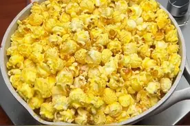 想吃爆米花，自己在家做，五分钟就搞定，又酥又脆，比电影院卖的还好吃。先倒两包玉米粒，有焦糖、奶香、草莓和巧克力等几种口味。 不用加糖，翻炒至爆米花，个个圆润饱满，出锅前撒上装饰料，焦糖的焦香酥脆，奶香的奶香浓郁，草莓的酸甜可口，巧克力的丝滑醇香，吃起来比外面卖的还要酥脆#三合一爆米花 #美味可口 #超好吃 #馋哭隔壁小孩 #吃货必备