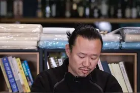 盖碗的持拿方法，不应该一概而论。要根据不同的器型和容量灵活选择。#无极轩 #普洱茶 #玩啥我们都认真