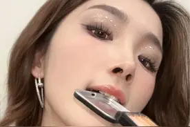 之前怎么不知道这个方法呀，姐妹们不用谢拿去用！#去草莓印 #美妆 #约会 #情侣