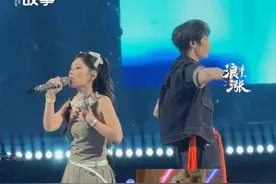 青岛抖音仲夏毕业歌会 万妮达 AK刘彰现场演绎《冷战》 现场重现千人“雨刷器”挥手 谁能拒绝一场在海边的音乐会！#抖音仲夏毕业歌会