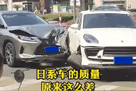日系车车祸事故现场，为了省油牺牲了安全性，车身就跟纸盒子一样视频封面
