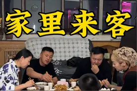 家里来客、专门过去抓了两只土鸡回来给他们做。媳妇做她最拿手的豆豆饭，我炒我抓的土鸡，这就是家里简单的幸福吧！#抖音美食推荐官 #抖音美食 #记录这一刻 #美食 #团聚时刻视频封面