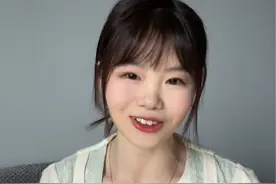 今年过年不回老家，少了些许烟火气息，就用美好的春节祝词来弥补吧！岁月添新，春满山河，幸福都沉淀在殷切的一字一句中。爱在，期盼在，年味就在。#春节倒计时 #新年祝福 #春节文案视频封面
