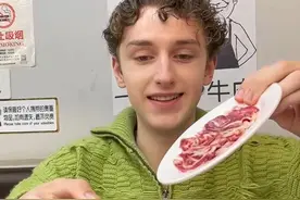 清水煮牛肉也能好吃？ 烫8秒就能吃的潮汕牛肉火锅也太香了#潮汕人真的把牛吃明白了 #抖音生活火锅季#粤品月香 #潮汕火锅也不清淡了 #外国人在中国视频封面