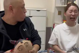 忽悠光头吃馒头每天上一当，当当不一样。虎子这笑声也太有感染力了吧哈哈哈……#死面虎 #看一遍笑一遍 #记录真实生活 #谁给我馒头谁给我拳头视频封面