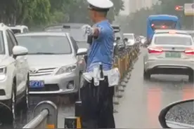 放学时段突降暴雨，成都交警四分局辅警王前冒雨坚守岗位，守护学生安全！