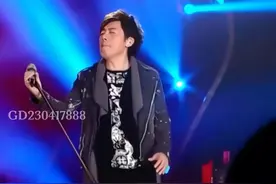 一个人不放手，又怎么能挽留，何不转身看着，远方的下个路口…#伤感音乐 #歌词句句入心