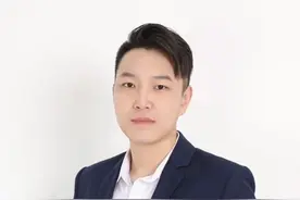 铁路部门道歉砸窗小伙被批评教育 #铁路部门回应旅客破窗通风 #砸窗 #紧急避险 #热点新闻事件 #王嘉昌律师