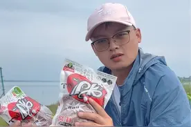 天网红虫蚯蚓颗粒新老版本打窝效果大不同？水下实测一探究竟 网传天网889颗粒老版本打窝效果更好，甚至有钓友加价入手，背后的真相到底是什么？#打窝颗粒 #红虫蚯蚓颗粒 #天网鱼饵 #打窝技巧 #饵料测评