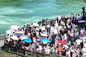 都江堰，两千多年前的水利工程，它是一座巨大的石堰，将岷江水分为两股，一股流入成都平原，另一股则流入蜀江，最终注入长江#都江堰#成都#历史#工程#水利