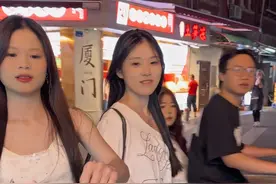 碰拳是一个游戏，作为外界互动的刺激，既可触发搞笑的笑，也可能引发内心的笑——差异取决于博主如何通过语境营造、情感铺垫与互动真诚度将简单的动作升华为情感纽带。能否让拍摄者和互动者在彼此“被逗乐”的表层下，悄然感受到彼此“被懂得”的温暖，进而撬动发自内心的笑，那是接近东方哲学中的“拈花一笑”，是超越语言的真谛传递，力量在于唤醒彼此本自具足的喜悦。#街拍 #碰拳惊喜挑战 #传递快乐 #治愈系