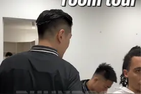 有粉丝私信要看更衣室 今天@IVAN 赵总来了就给安排一条room tour 附赠昨晚的彩蛋 喜欢就点赞评论加收藏吧 要好的话以后继续安排  #新疆广汇男篮 #新疆伊力特男篮 #cba更衣室 #赵睿 #一个篮球从业者的日常视频封面