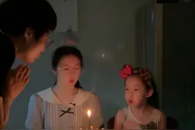 一想到瑶瑶今天是瑶瑶14岁生日，就赶紧忙完手里的工作，带着迟到的礼物赶回家和孩子过生日，没想到一到家居然被孩子们关在了门外，好像是有什么小秘密㊙️……@强哥🌈静姐五口之家 @强哥静姐大姑姐 #家庭日常 #亲子 #俩姐妹