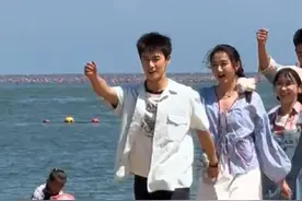 拍摄现场大揭秘！网友在威海荣成海边偶遇关晓彤！#关晓彤 #一起遇见威海 #荣成