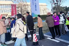 交大一附院陆港院区义诊1月 从11月30日开始，交大一附院陆港院区开启为期一个月的义诊活动。交大一附院陆港院区位于陕西省西安浐灞国际港欧亚大道与秦汉大道交汇处西侧  。    该院区是支撑医院创建国家医学中心的重要功能区，也是辐射“一带一路”的医学国际交流合作中心 。   医院总占地面积约375亩，分两期建设，是一所依托神经、精神国家区域医疗中心建设的“大专科”，集医、教、研、康、预防、保健、体检为一体，涵盖大内、大外、妇、儿、急、重症、康复的“小综合”的国际化医院 。   目前，该院区已进入收尾阶段，建设进展方面主楼外立面整体完成、发热门诊完成，机电安装及智能化进入调试阶段，室内精装完成90%以上，医疗专项加紧建设中，景观绿化即将完工 。 #港务区 #交大一附院陆港院区视频封面