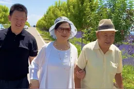 逛薰衣草园 霍城被誉为“中国薰衣草之乡”，是世界三大薰衣草种植基地之一，每年六月，万亩薰衣草盛开，它的香气能醒脑，安神，使人舒适。所以薰衣草被深加工成薰衣草精油，枕头，纯露，各式产品，这也带动了霍城的经济发展。 #新疆 #薰衣草 #新疆马力克 #伊犁视频封面