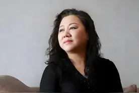 阮国琴，海军上校，王伟烈士的妻子。 王伟牺牲后，阮国琴于2001年7月被特招入伍，与公婆一起住在北京海军大院内，按照海军某部的规定，阮国琴被授王伟生前同等的少校军衔，组织上考虑阮国琴熟悉财务工作，特调入海军某部做财务工作。 阮国琴用漫长的岁月和无尽的思念写成了一本书，书名为《守望南海——离开王伟的日子》(即将有解放军出版社出版)。#阮国琴#王伟烈士 #致敬英雄 #致敬了不起的她视频封面