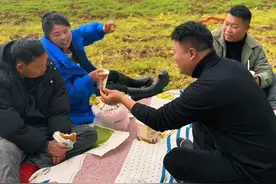 趁着阳光明媚，带着幺爸去寻找春天。 #守村人视频封面