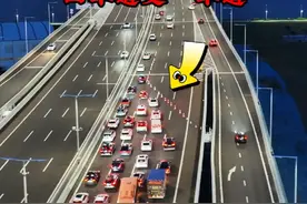 深中通道周末车流量高峰限行，四车道变成一车道，后面排成了一条长龙，不知道有多少公里，非常壮观！你有没有在车龙里？#深中通道 #堵车 #车流霓虹 #车水马龙 #风行广东视频封面