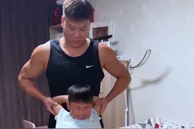 给我们家俩娃睡前放松这事已经是我们家固定节目了。 没这个环节，他们俩觉都不睡。我的价值终于越来越有份量了！#金牌育言家 #宝爸带娃 #体育生 #超级奶爸 #育儿经验分享视频封面