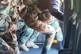 卢旺达空降部队训练，先不说装备像不像从离机姿势就能看出来，这是标准的抱紧备份伞双膝使劲往胸口收。#非洲 #卢旺达#特种部队视频封面