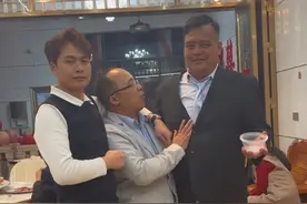 我和老公婚礼当天，公公特意穿上了他800块买的西装来迎接客人，他穿上西装比我老公的新郎装还帅气，大家觉得呢，特意给公公录段视频#记录真实生活视频封面