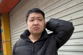 结婚12年，摆摊老公掏出全部存款给媳妇买金镯子，媳妇感动了视频封面