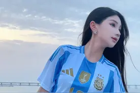 属于蓝白的夏天🩵🤍 #阿根廷 #美洲杯 #梅西 #辣妹看球穿搭 #艾特你的看球搭子一起碰杯视频封面