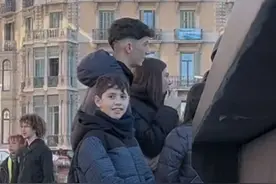 给小男孩儿整兴奋了 #街头钢琴 #希巴嘚 #加勒比海盗 #路人视角