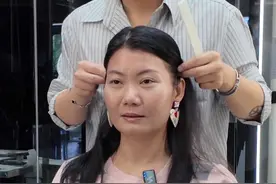 “剪成梁静茹是种什么体验？”47岁菲律宾🇵🇭粉丝跨越万里寻我改造，发量稀疏显油腻的她，经专业设计后发量激增5倍！从老气憔悴到逆龄少女感，气质逆袭惊到老公认不出！看头型脸型定制的「免打理显发量」魔法，40-80岁女性必学的减龄密技，吹干瞬间美到自带柔光，这才是女人该有的发光发型！看到最后有没有对这款发型心动？喜欢记得要收藏、分享给你的好姐妹哦！#剪发#染发#烫发#深圳海德发型设计##减龄短发
