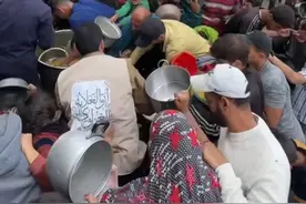 加沙的人道主义危机已达到危急关头。随着粮食供应的消失，孩子们饿得哭喊，母亲们甚至不得不翻遍地面寻找哪怕是最小的残羹剩饭。红十字会周五警告称，在以色列封锁对饱受战争蹂躏的巴勒斯坦领土的援助两个月后，加沙的人道主义应对措施已濒临“全面崩溃”。联合国巴勒斯坦难民救济和工程处（近东救济工程处）警告称，以色列对加沙的持续封锁正在悄无声息地杀害越来越多的儿童，并呼吁以色列解除援助封锁。#加沙 #以色列 #国际新闻 #加沙儿童 #加沙现状视频封面