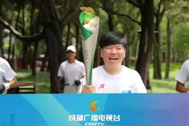 2025年第12届世界运动会火炬传递活动（成都武侯祠博物馆站）火炬手：常石磊；他是全能音乐人，北京奥运会代表歌曲《我和你》编曲、首唱者，也是成都世运会开幕式音乐总监。#成都世运会 #成都世运会火炬传递