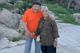 "趁咱还年轻，拉着老妈多看看！青岛的风里都是笑，她眼里的光比浪花亮——这趟，值！ #心动打卡指南 #遇见城市 #洪剑涛的美食之旅  #洪剑涛的种草地图  #妈妈