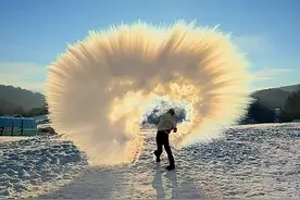 泼水成冰 雪谷民俗老板指导游客泼水成冰基本动作教程#雪谷泼水成冰#雪谷泼水成冰教程视频封面