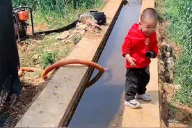 小孩子摔倒瞬间#搞笑#看一遍笑一遍视频封面