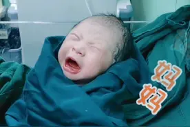 刚出生的宝宝👶🏻雪白的皮肤！可爱到发光🌟#刚出生的宝宝视频封面