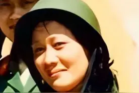 二等功臣于捷，穿越战火硝烟的时代女性，原47军139师医院护士长，她留下13个月大的女儿，毅然奔赴老山参战，到达前线后，被分配到第二野战救护所。她先后参加了兰剑B行动、北虎行动和黑豹行动出击拨点作战，并执行战场救护任务，于捷是一位长相甜美五官精致，活泼大方清纯优雅的战地女兵，她曾护理过排雷英雄骆牧渊、战斗英雄徐良和战地记者王红等14位英雄功臣。于捷用可蔼可亲的微笑和专业的护理技术，对伤员战友无微不至的关心和照顾，让伤员感受到温暖和爱心，被战友们誉为战地女神和老山战场上的南丁格尔！荣立二等战功，铭记前辈无私奉献，向巾帼英雄致敬！#致敬 #巾帼不让须眉 #老山精神 #保家卫国 #传递正能量视频封面
