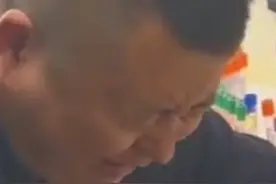 5月15日（报道）河北保定。40岁彪形大汉抽血害怕直哆嗦，帮忙踩住脚拉住手都阻止不了，“小时候打针留下了阴影，是真害怕”。#阴影 #抽血 #打针
