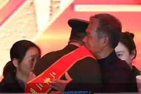 “爸、妈，如有来生，我还想做你们的儿子！”聋哑父母见证儿子荣耀的这一刻，内心该有多骄傲啊！无声的拥抱，泪目……#热门 #感人 #追星就追人民子弟兵视频封面