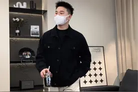 杏色竖条绒西裤搭配这款黑色牛仔外套是真的帅呀，上身高级感十足#男装搭配 #百搭神裤#西裤搭配视频封面