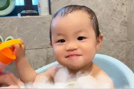 爱泡澡的小土豆🛀 最近换季 我们开始用宝宝专用的泡浴包给土豆洗澡 他敲享受哒#爱的方程式 #人类幼崽 #宝爸带娃 #母婴好物 #陪你长大视频封面