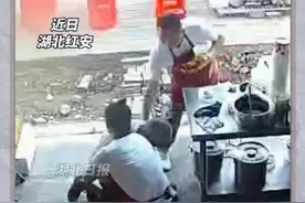 双向奔赴的善良，8旬老人下跪背后的故事#dou上热门 #上热门 #社会百态 #社会 #头条双星激励计划@DOU+小助手 @创作灵感小助手 @DOU+上热门 @DOU+小课堂 @巨量引擎小助手视频封面