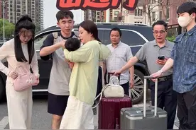 我们家小孙女二个多月，第一次出远门，全程不哭不闹#我的乖宝 #我们出差兼旅行#天伦之乐乐在其中视频封面
