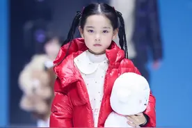 两场秀都和沐言前后站 本来是去拍自己女儿的，结果现场太多模特让我忍不住拍拍拍#上海时装周 #kidswear上海时装周 #人生处处是秀场 #高梵黑金鹅绒服 #雪域童真藏地黑金视频封面